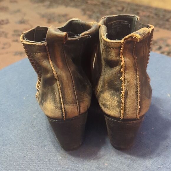 Very Volatile Women's Script Ankle Bootie - Picture 3 of 9